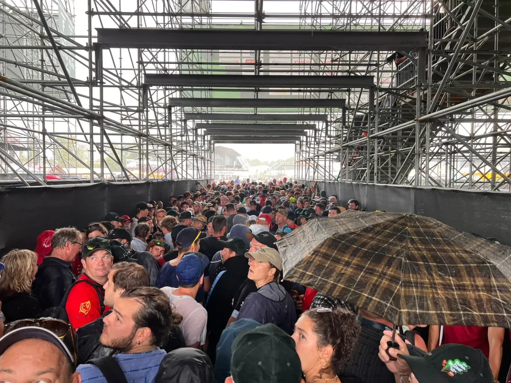 ESAF-Gelände Durchgang blockiert