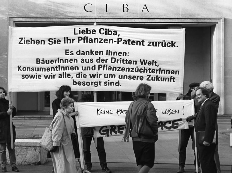 Demotransparent vor Ciba Gebäude